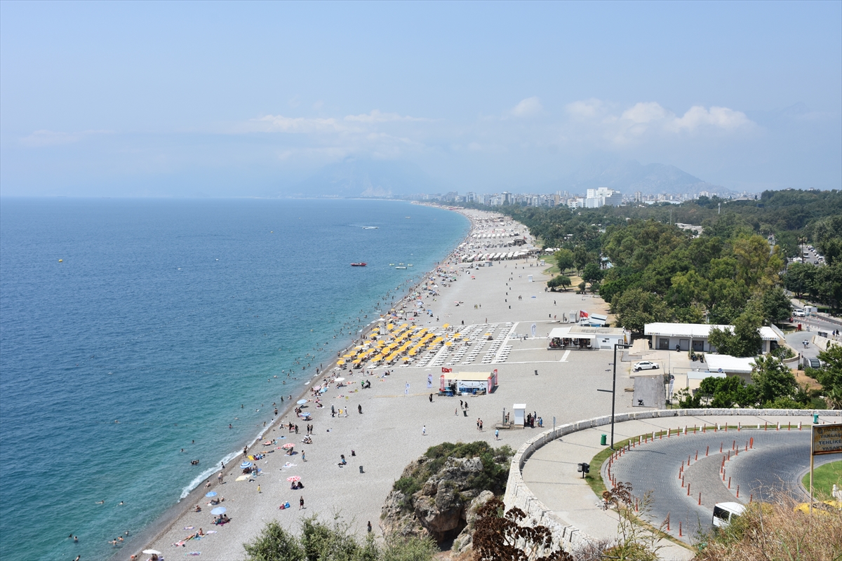ANTALYA - Sahillerde yoğunluk yaşandı
