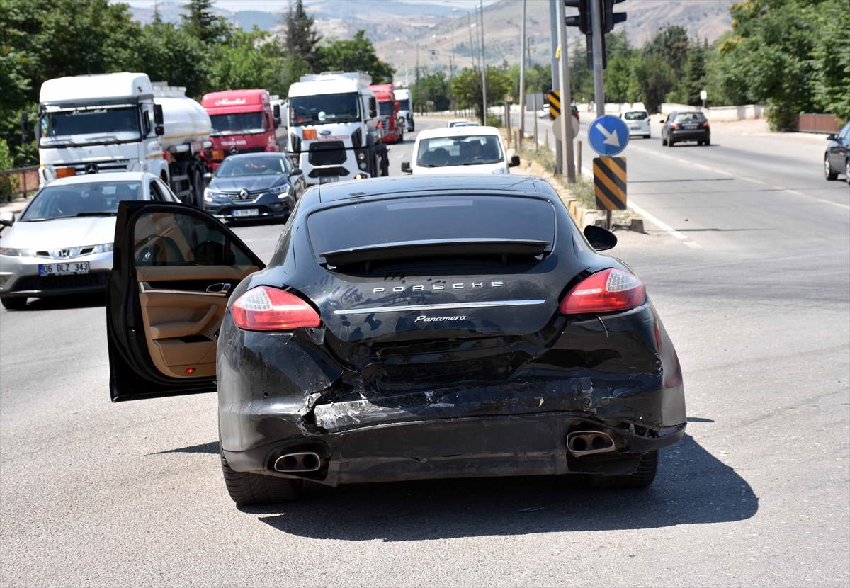 KIRIKKALE - Çarpışan iki otomobildeki 4 kişi yaralandı