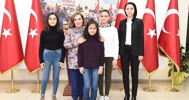 ‘Karun Diyarından Masallar Adlı Masal Yazma Yarışması’nda dereceye giren öğrencilere ödülleri Vali Funda Kocabıyık tarafından verildi.