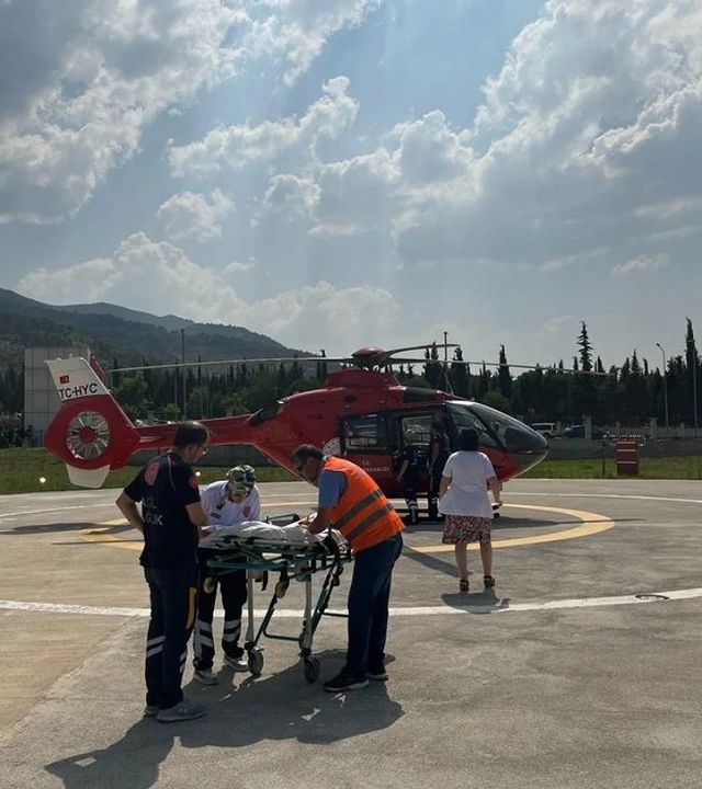 Aydın'da boğulma tehlikesi geçiren genç ambulans helikopterle Manisa'ya götürüldü