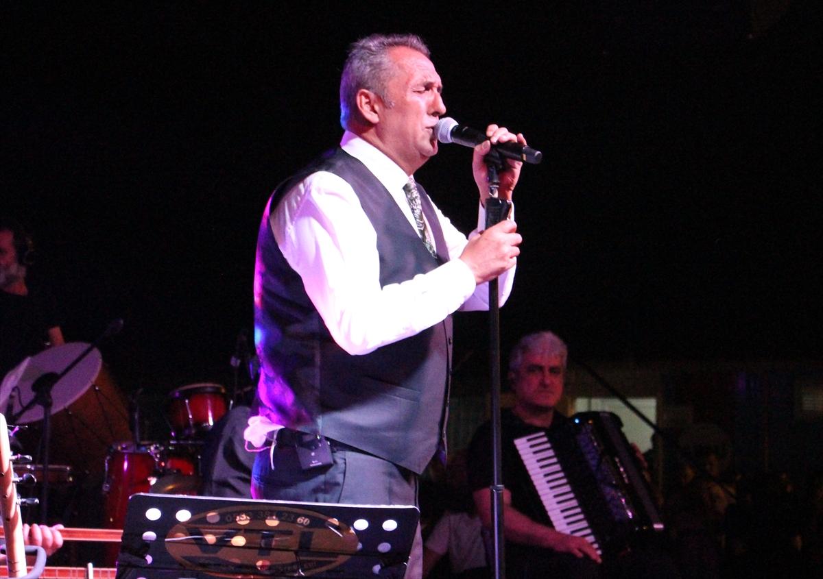 KAHRAMANMARAŞ - Sanatçı Yavuz Bingöl Kahramanmaraş'ta depremzedelere konser verdi