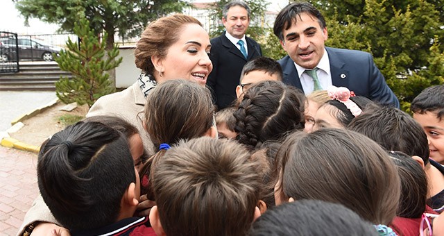 Vali Funda Kocabıyık Öğretmen Mahmut Özgöbek İlkokulu ve Hesna Özgöbek Anaokulunda Ziyaret Etti