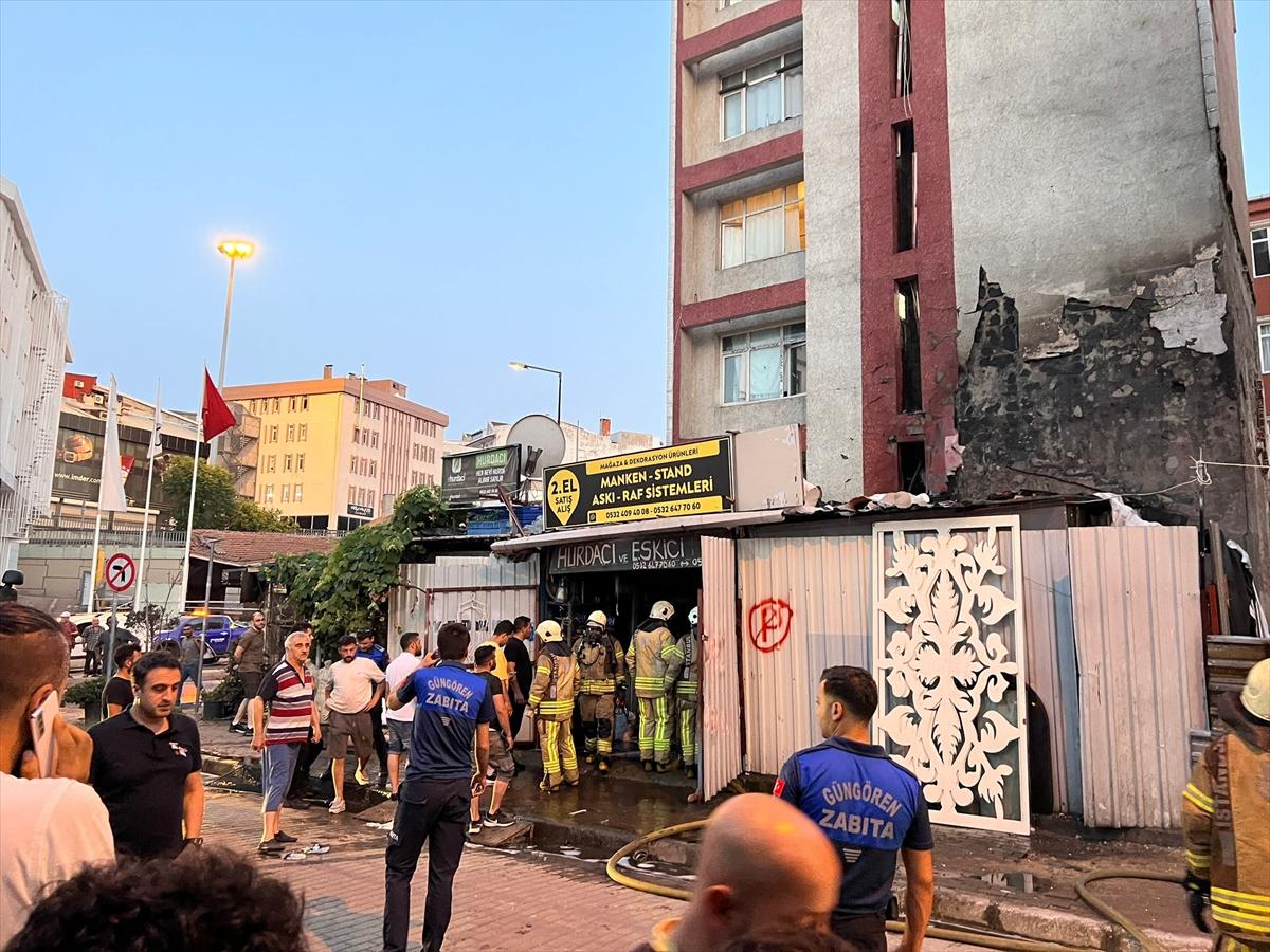 İSTANBUL - Güngören'de ikinci el eşya satılan dükkanda çıkan yangın söndürüldü