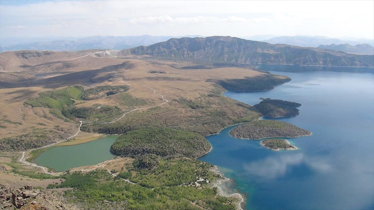 BİTLİS - Nemrut Kalderası ve Krater Gölü'ne gelenlere çöp poşeti ve eldiven dağıttılar