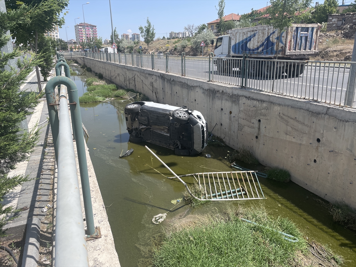 KAYSERİ - Kanala düşen otomobilin sürücüsü yaralandı