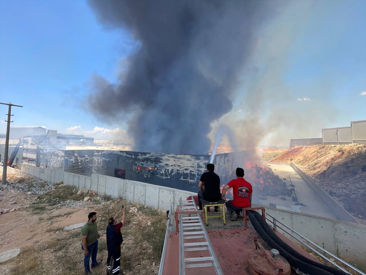 GAZİANTEP - (DRON) Fabrika yangınına müdahale ediliyor