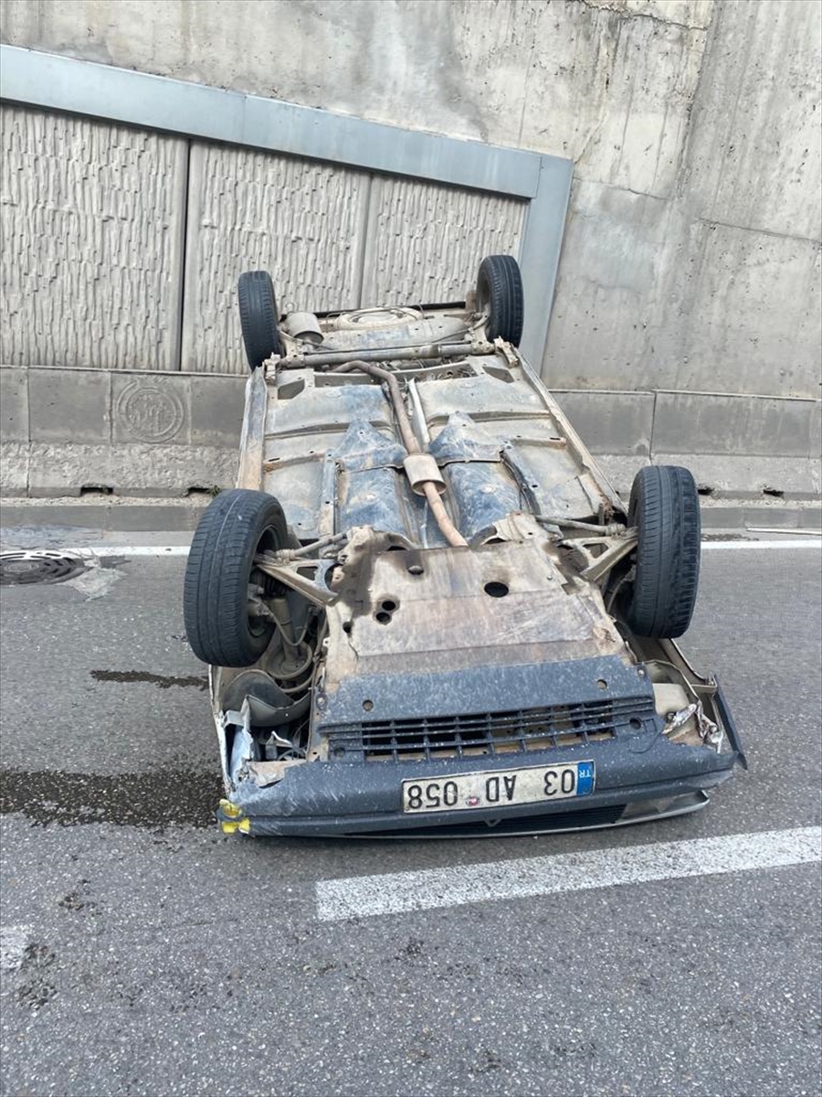 Afyonkarahisar'da refüje çarparak devrilen otomobildeki 2 kişi yaralandı