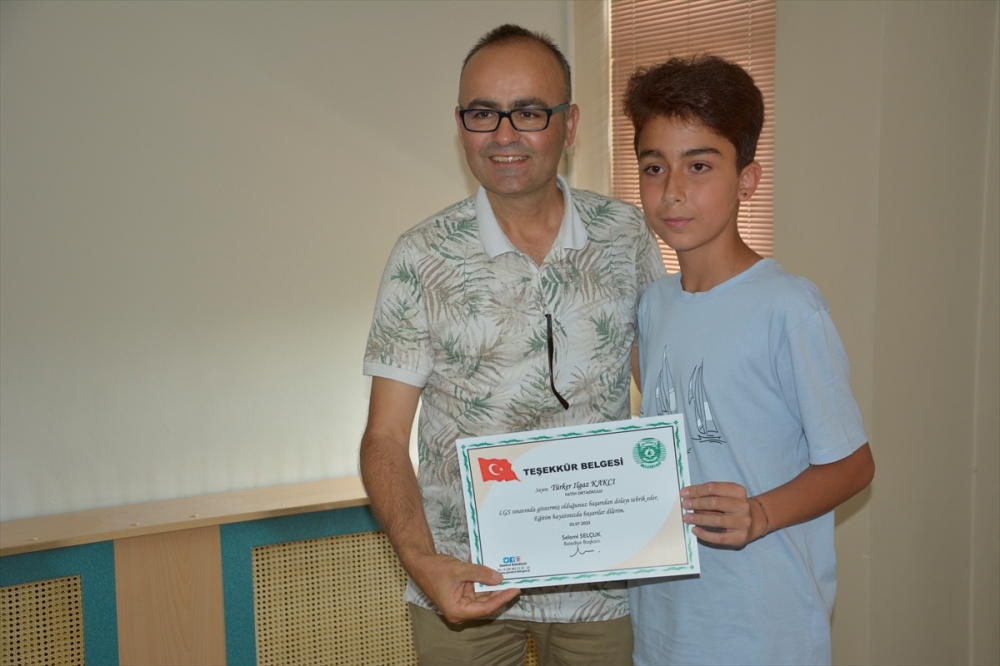 Demirci'de LGS sınavında ilk 10'a giren öğrenciler ödüllendirildi