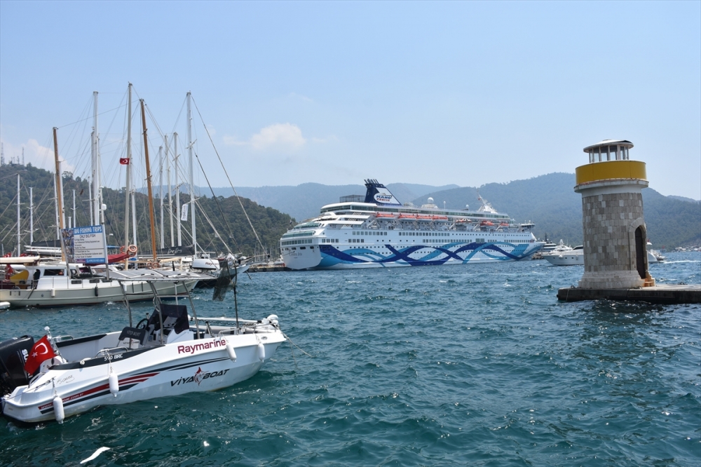 "Crown İris" kruvaziyeri 1600 İsrailli turistle Marmaris'e geldi