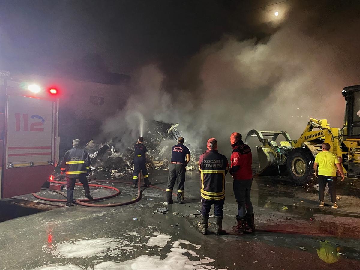 KOCAELİ - Geri dönüşüm tesisinde çıkan yangın söndürüldü