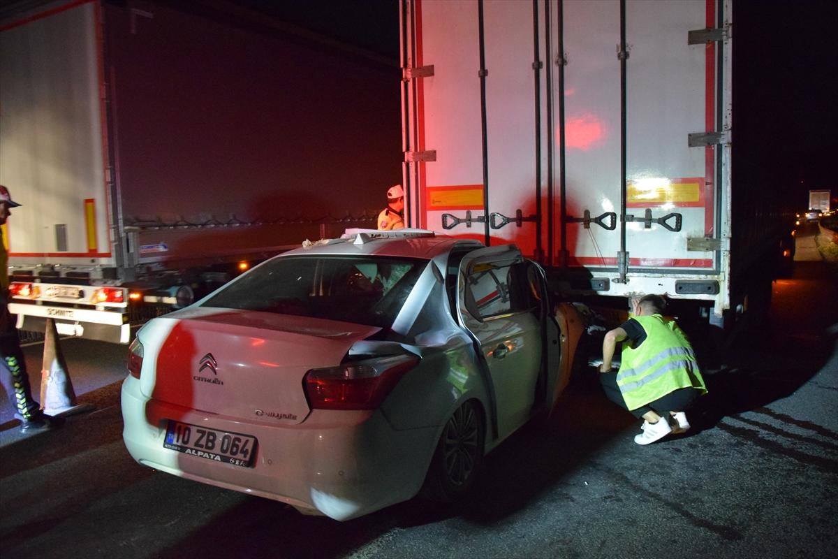 BİLECİK - Tıra arkadan çarpan otomobildeki 2 kişi ağır yaralandı