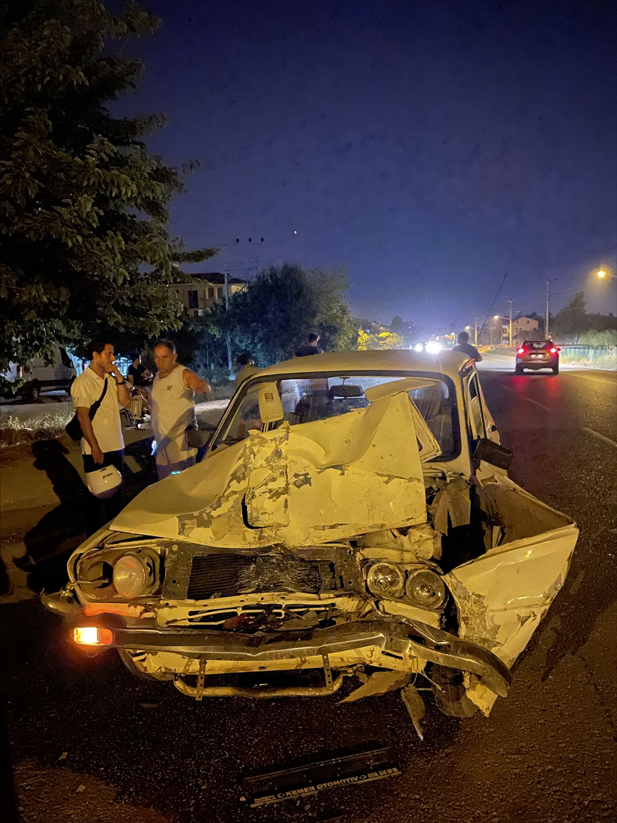 Muğla'da minibüse çarpan otomobilin sürücüsü yaralandı