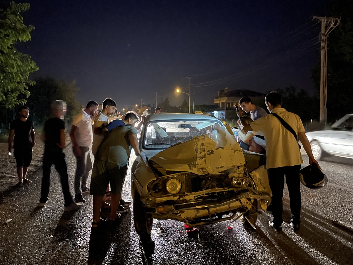 MUĞLA - Minibüse çarpan otomobilin sürücüsü yaralandı