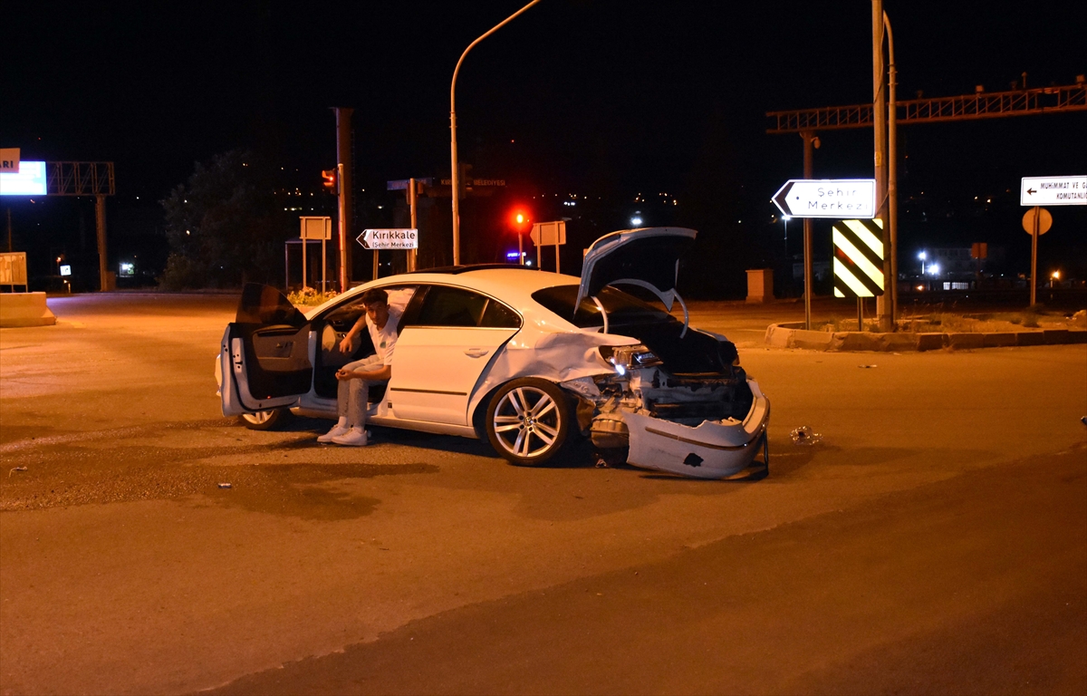 KIRIKKALE - İki otomobilin çarpışması sonucu 5 kişi yaralandı