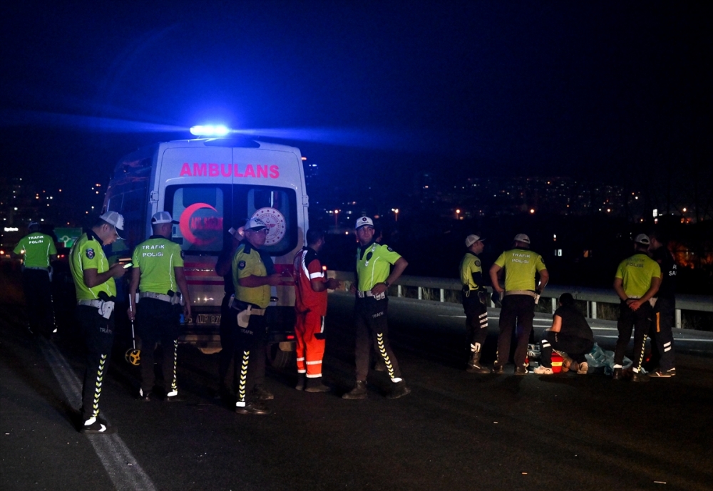 İzmir'de otoyolda otomobilin çarptığı kadın hayatını kaybetti