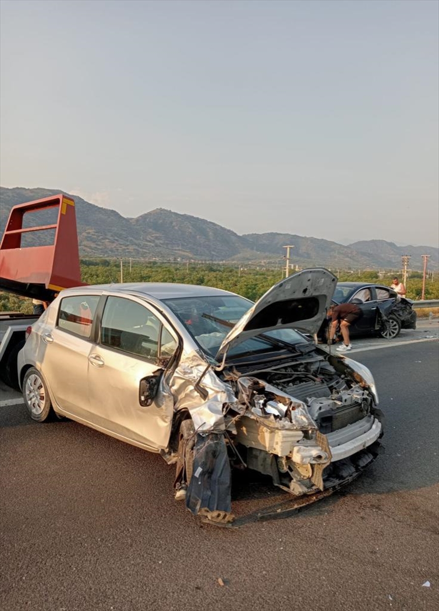 Aydın'da lastiği patlayan otomobile başka bir otomobil çarpması sonucu 7 kişi yaralandı