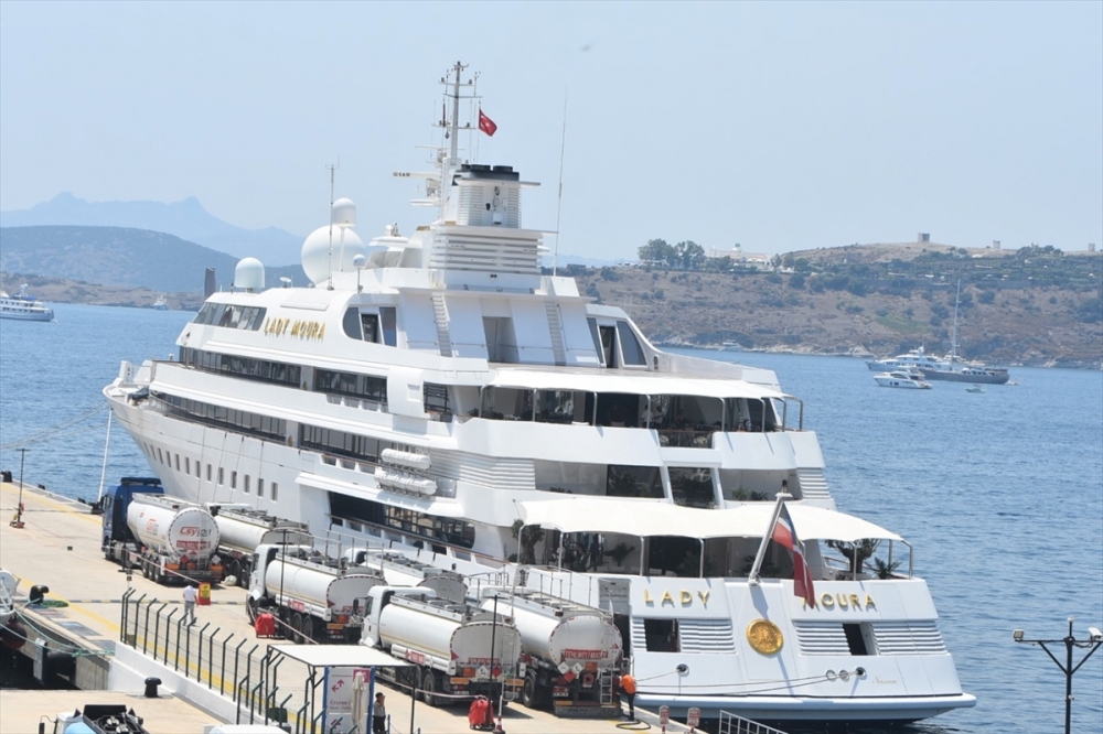 Lüks yat "Lady Moura"ya Bodrum'da yakıt ikmali yapıldı