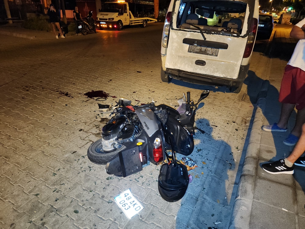 Muğla'da park halindeki hafif ticari araca çarpan motosikletli öldü