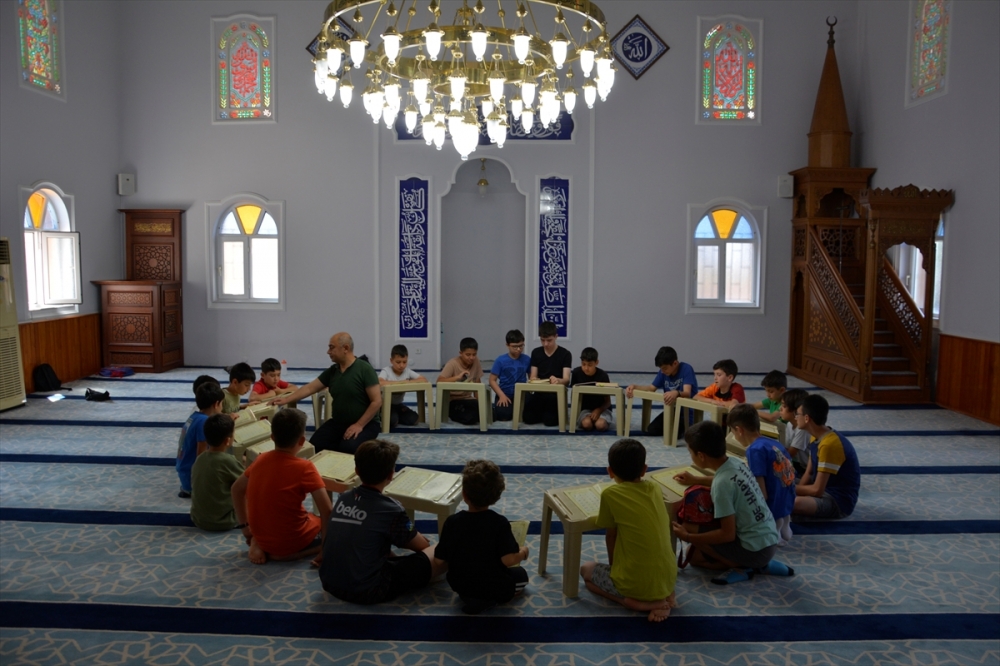 Demirci'de 84 cami ile 6 merkezde Kur'an kursu veriliyor