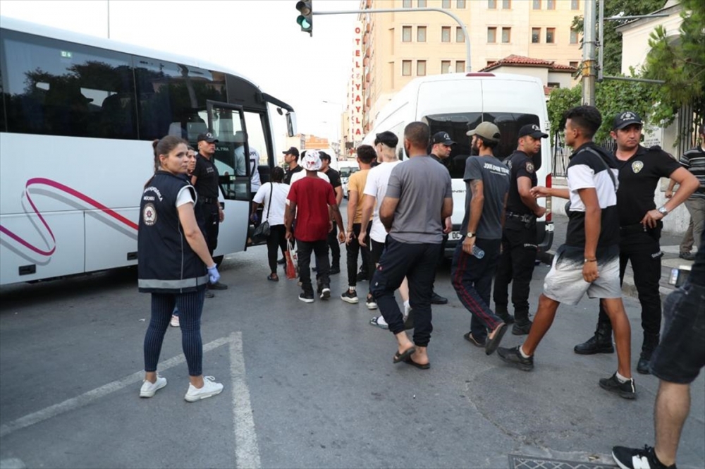 İzmir'de 200 düzensiz göçmen yakalandı