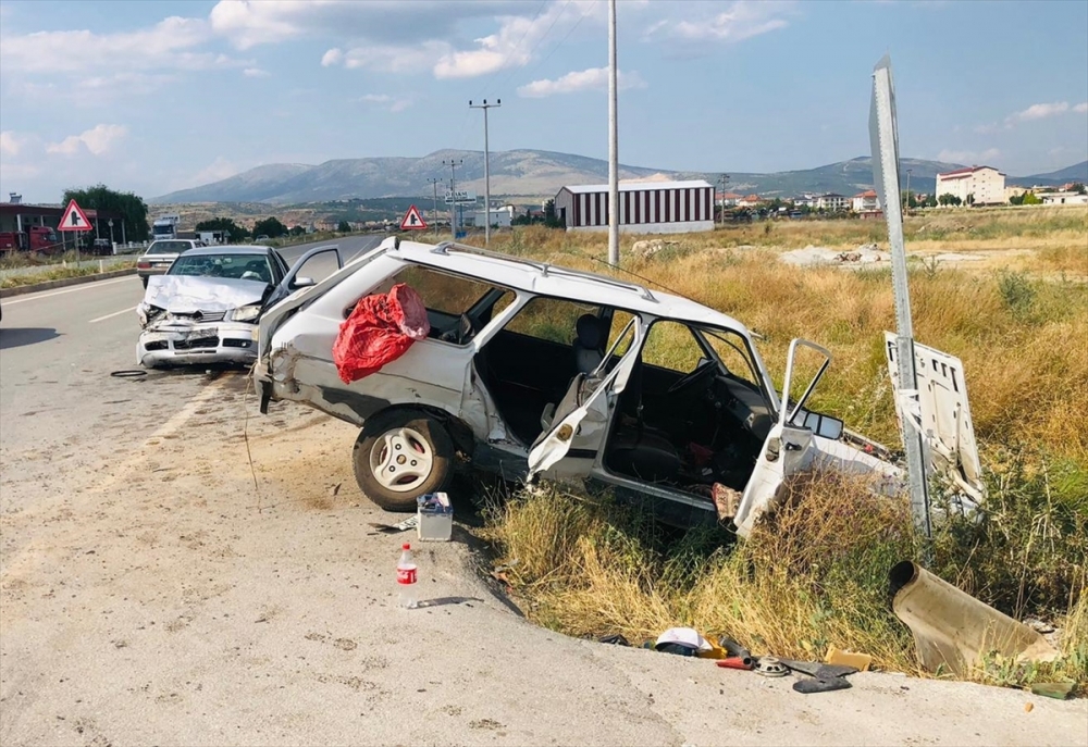 Denizli'de iki otomobilin çarpışması sonucu 3 kişi yaralandı
