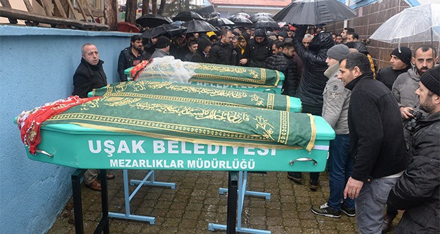 Uşak'ta evde ölü bulunan 3 kardeşin cenazeleri toprağa verildi