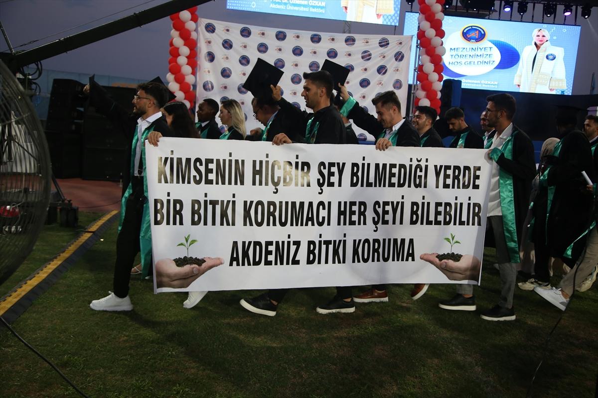 ANTALYA - Akdeniz Üniversitesi'nde 11 bin 833 öğrenci törenle mezun oldu