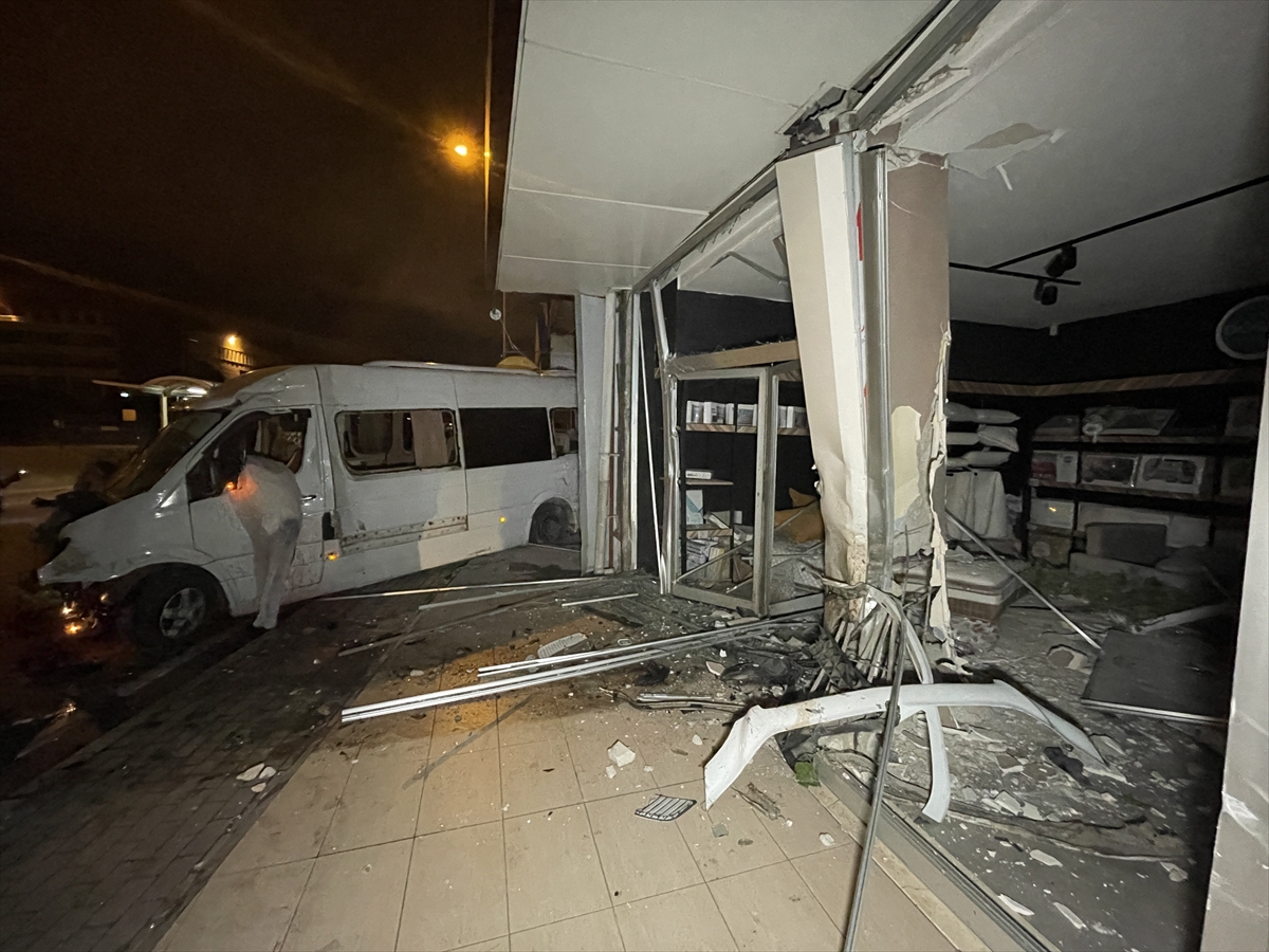BURSA - Trafik kazasında 1 kişi öldü, 4 kişi yaralandı