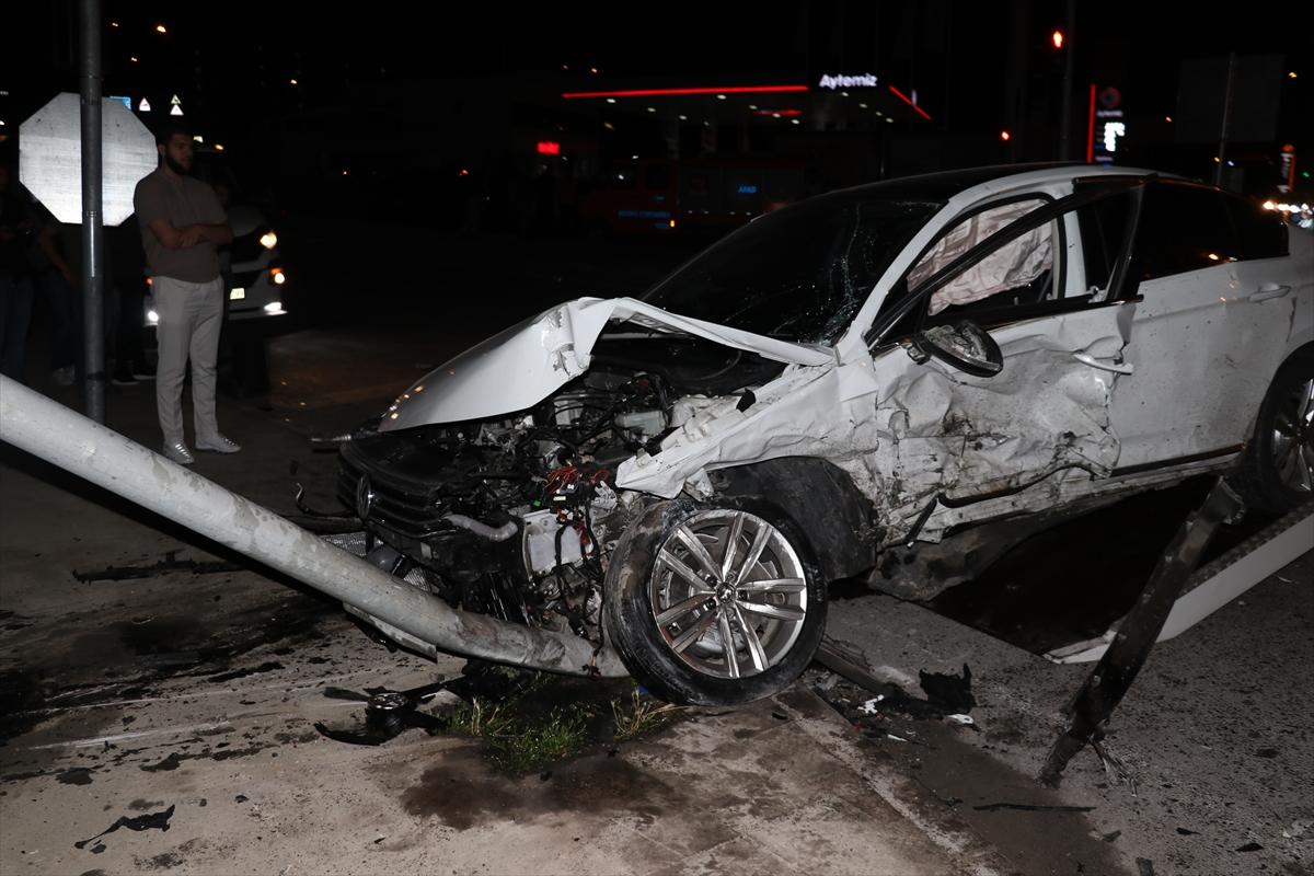 YOZGAT - İki otomobilin çarpışması sonucu 6 kişi yaralandı