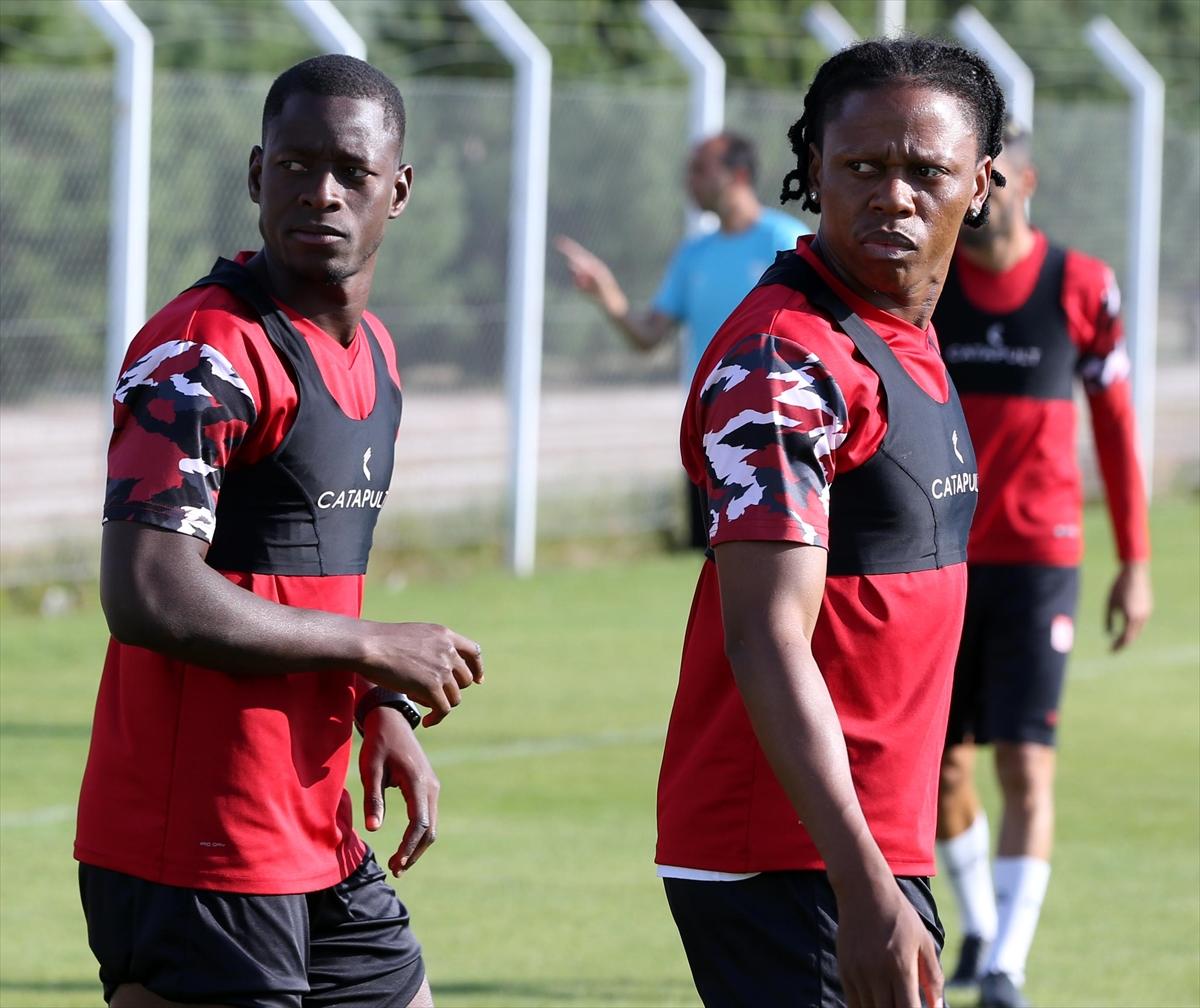 SİVAS - Sivasspor Teknik Direktörü Servet Çetin: "Önceliğimiz eksik mevkilere transfer"