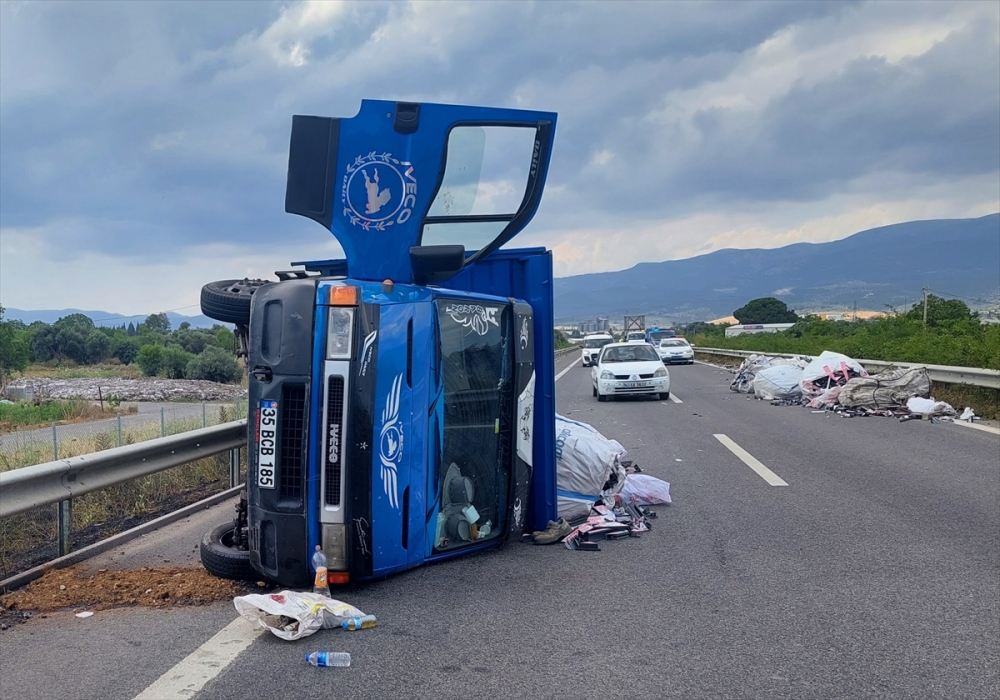 İzmir'de kamyonetin devrilmesi sonucu 2 kişi yaralandı