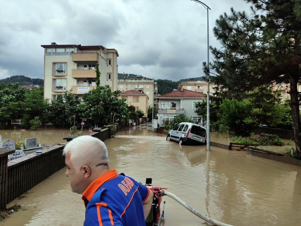 Kastamonu'nun Cide ilçesinde şiddetli yağış su baskınlarına neden oldu