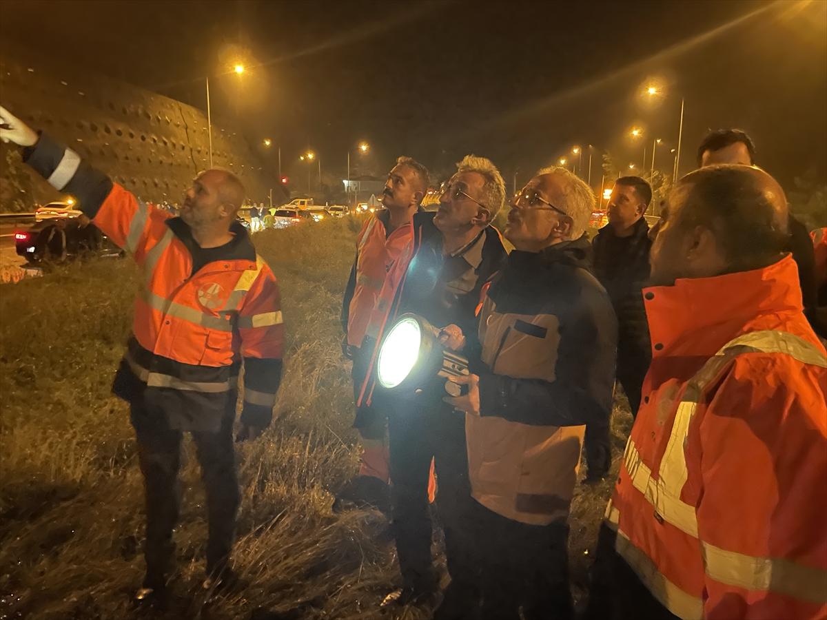 BOLU - Ulaştırma ve Altyapı Bakanı Uraloğlu: "(Bolu Dağı Tüneli'ndeki heyelan) İstanbul İstikametine gidecek olan trafiğin mutlaka Eskişehir güzergahını kullanmalarını tavsiye ediyorum"