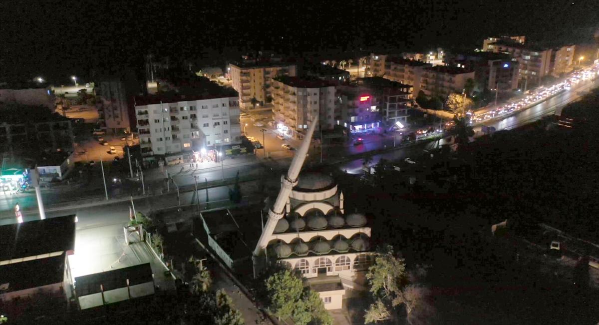 MERSİN - Hortumda bir minaresi yıkılan caminin eğilen ikinci minaresi kontrollü yıkıldı
