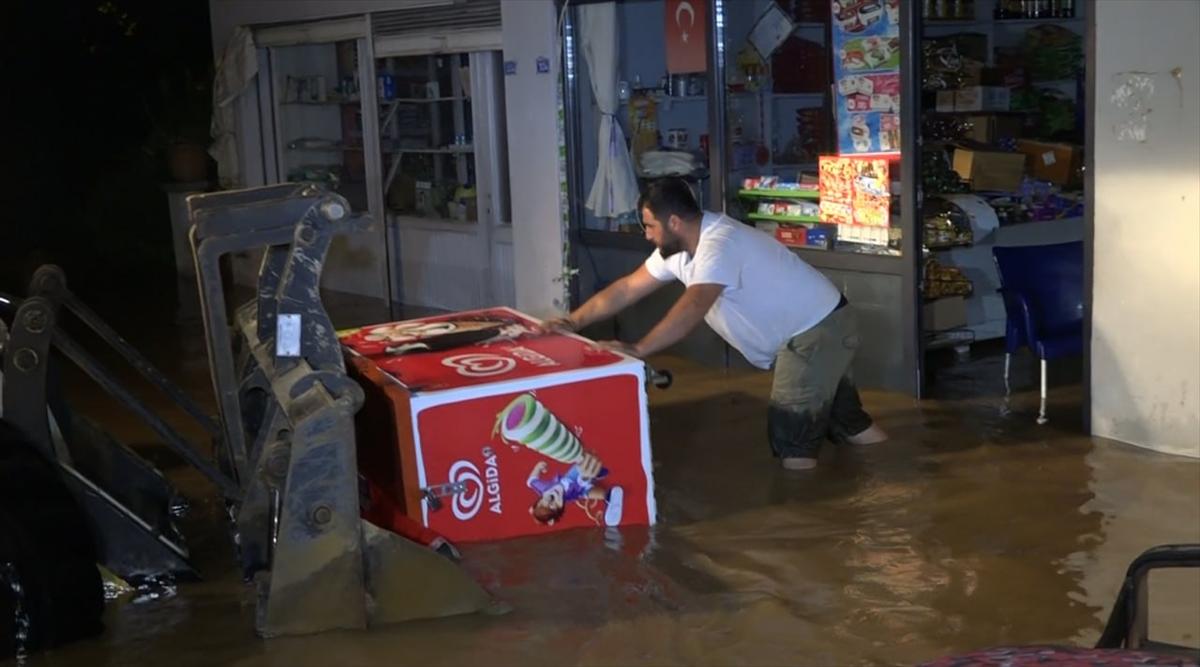 SAKARYA - Taşan dere nedeniyle bazı ev ve iş yerlerini su bastı