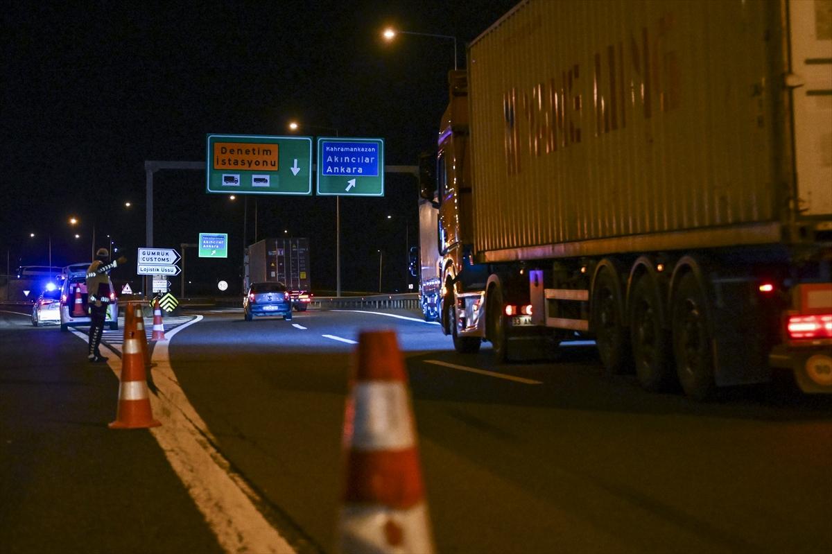ANKARA - Heyelan nedeniyle kapatılan TEM Otoyolu'nun Kahramankazan gişelerinde trafik ekipleri önlem aldı