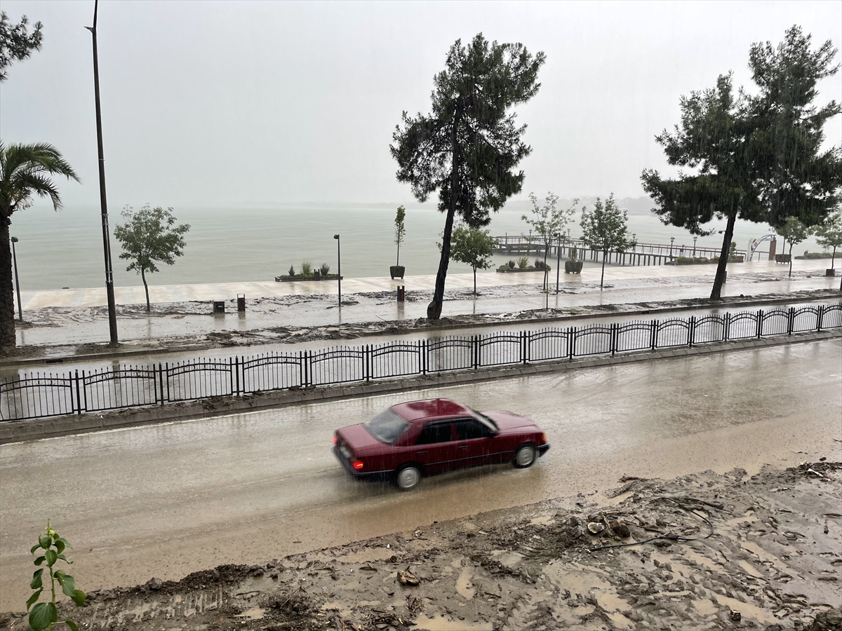 ORDU - Karadeniz Sahil Yolu'nun heyelandan kapanan kesimleri ulaşıma açıldı