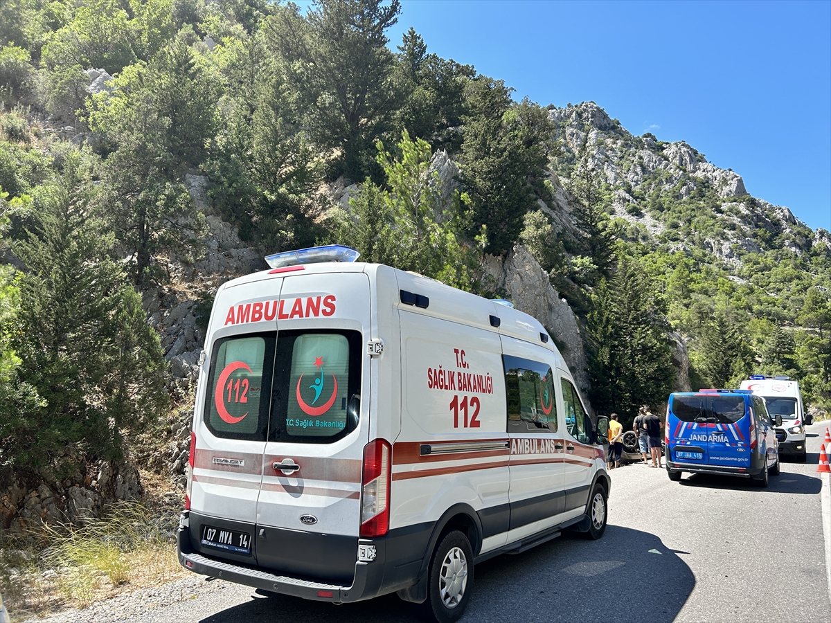 ANTALYA - Gurbetçilerin bulunduğu otomobilin devrilmesi sonucu 4 kişi yaralandı