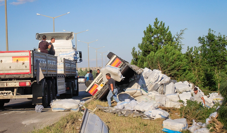İplik Yüklü Tır Şarampole Devrildi