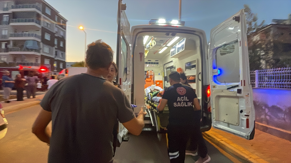 ANTALYA - Bir dairede çıkan yangında 4'ü çocuk 5 kişi dumandan etkilendi
