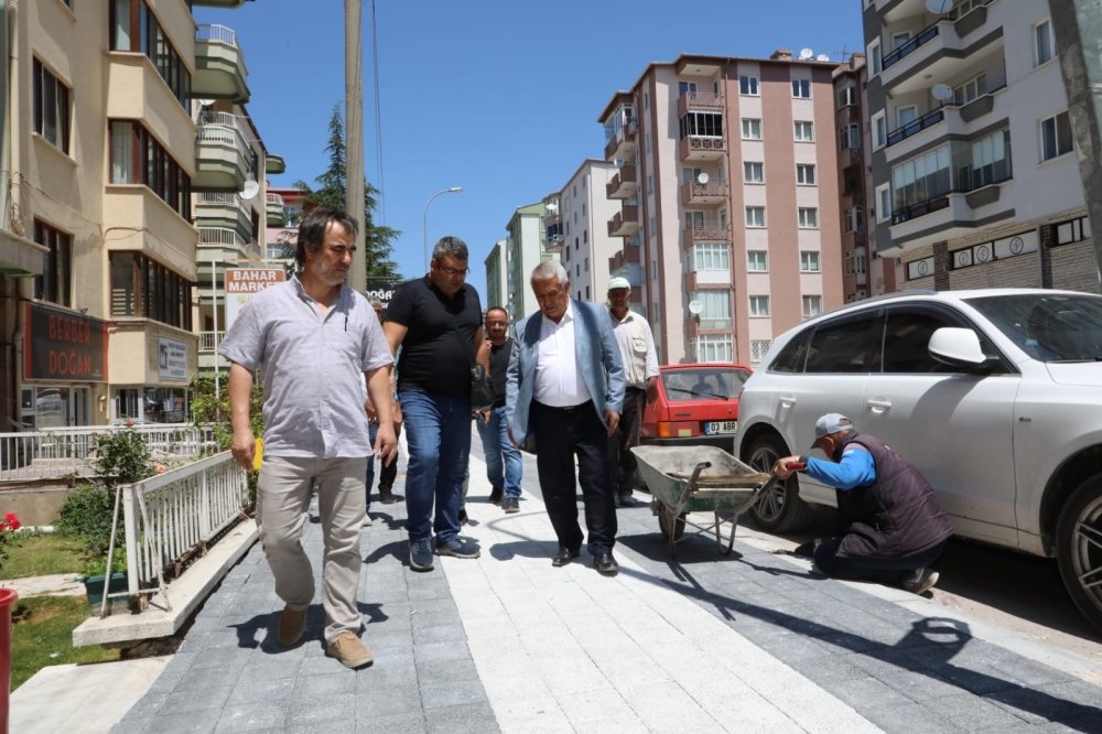 Afyonkarahisar'da kaldırım yenileme çalışması yapılıyor