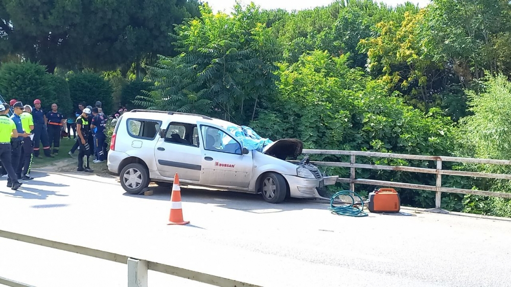 Manisa'da bariyere çarpan otomobilin sürücüsü öldü