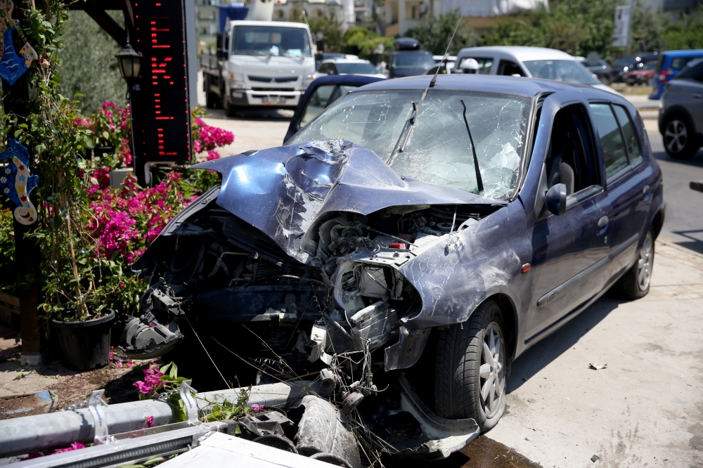 Muğla'da iki otomobilin çarpışması sonucu 2 kişi yaralandı