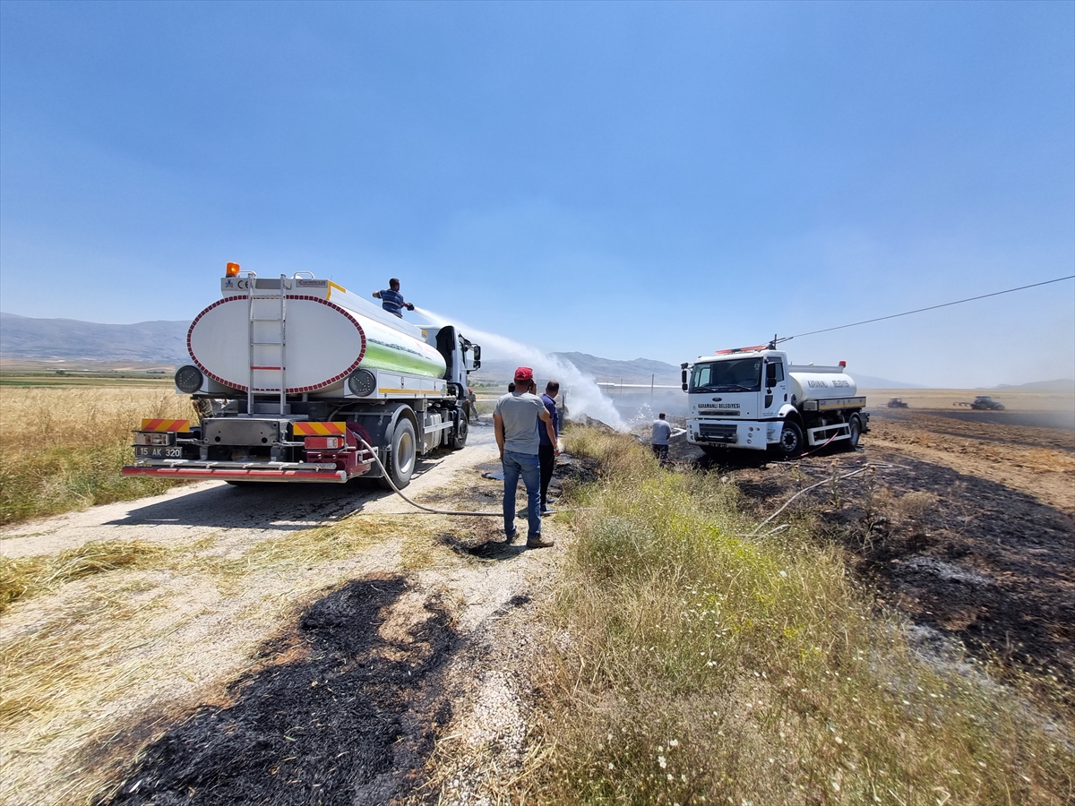 BURDUR - Saman yüklü traktörde çıkan yangında ekili tarla zarar gördü