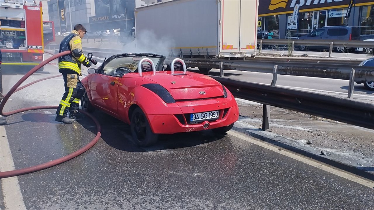 KOCAELİ - Seyir halindeki otomobilde çıkan yangın söndürüldü