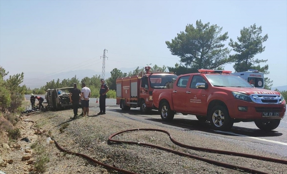 Muğla'da seyir halindeki minibüs yandı