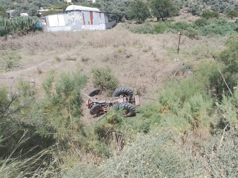 Aydın'da devrilen traktördeki baba oğul yaralandı