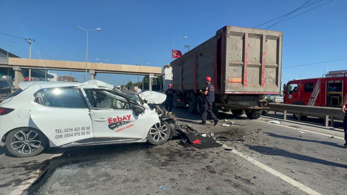 KOCAELİ - Emniyet şeridindeki kamyona çarpan otomobilin sürücüsü ağır yaralandı