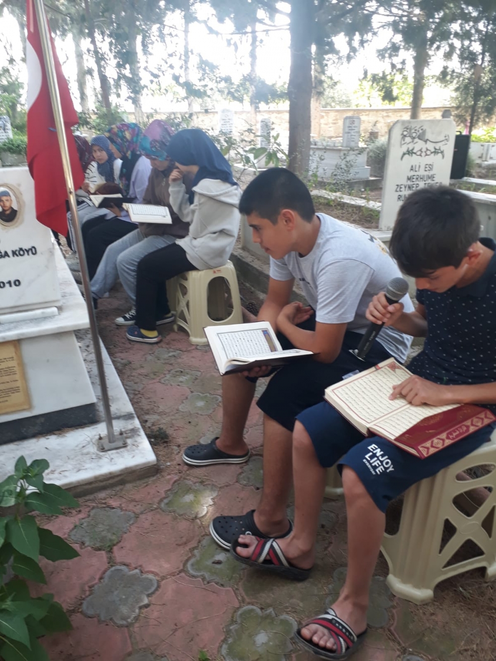 Manisa'da Kur'an kursu öğrencileri, şehit mezarını ziyaret etti
