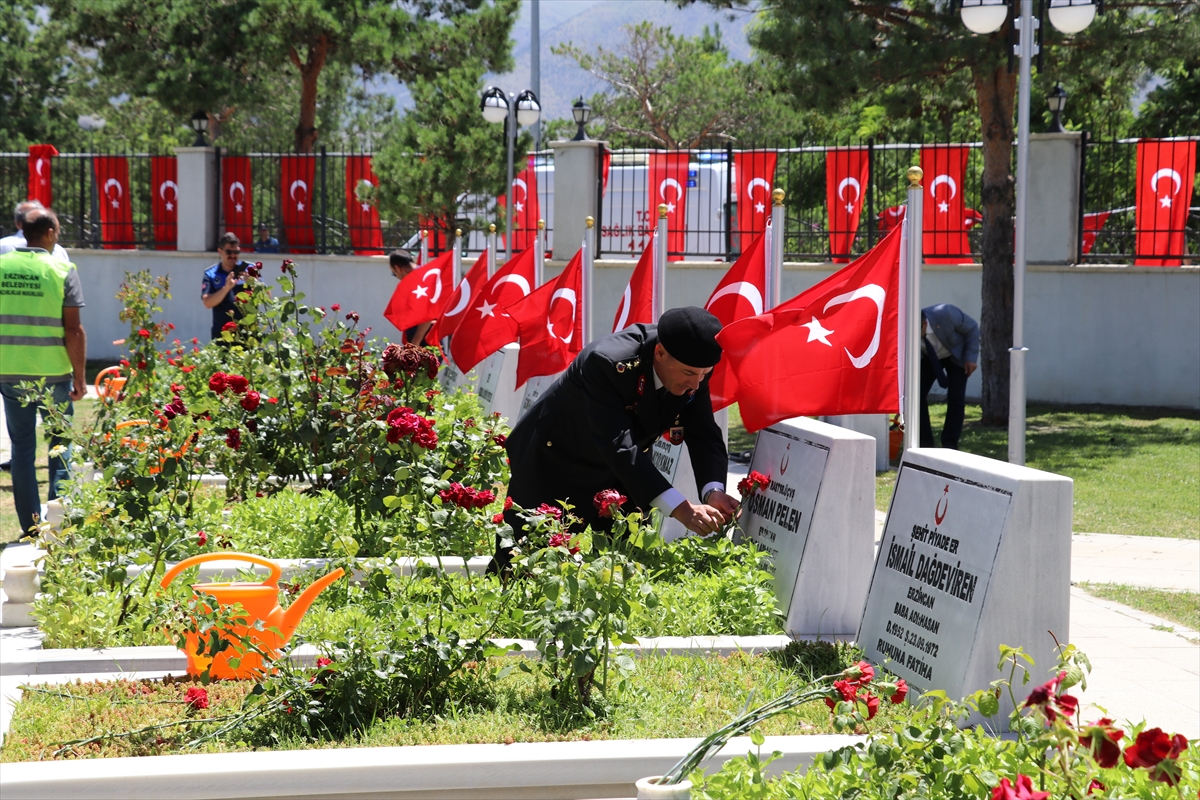 ERZİNCAN - 15 Temmuz şehitleri mezarları başında anıldı